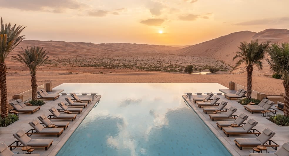 https://assets.anantara.com/image/upload/q_auto%2Cf_auto/media/minor/anantara/images/qasr-al-sarab-desert-resort-by-anantara/leisure/infinity-pool/infinity-pool-2025/984x532_infinity_pool_qasr.jpg